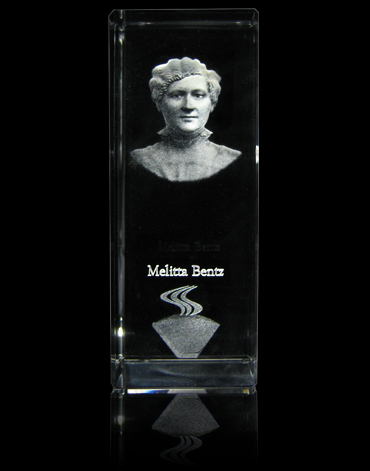 schachspiel-dresden-in-glas-dame-melitta-quader-50x130x50